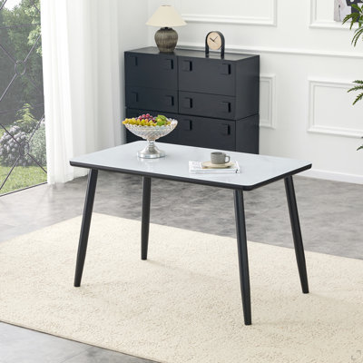 Table de salle à manger moderne et minimaliste, pour 4 à 6 personnes. Comptoir en verre trempé + panneau de fibres à densité moyenne inférieur, texture imitation marbre, pieds fuselés en métal noir. Convient aux restaurants minimalistes.