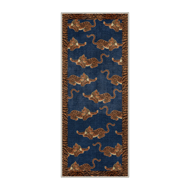 Tapis d'intérieur bleu lavable à la machine avec envers antidérapant Tashianna Tigerkin, Runner 2' x 7'