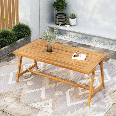 Table de salle à manger en bois pour patio avec finition, pouvant accueillir 4 à 6 personnes confortablement à l'extérieur