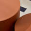 Table en cuir moderne avec panneau de fibres à densité moyenne orange - tailles compactes, idéale pour la décoration du salon et l'utilisation quotidienne