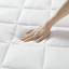 Surmatelas blanc à bourre pour un confort accru et un sommeil frais-409918973