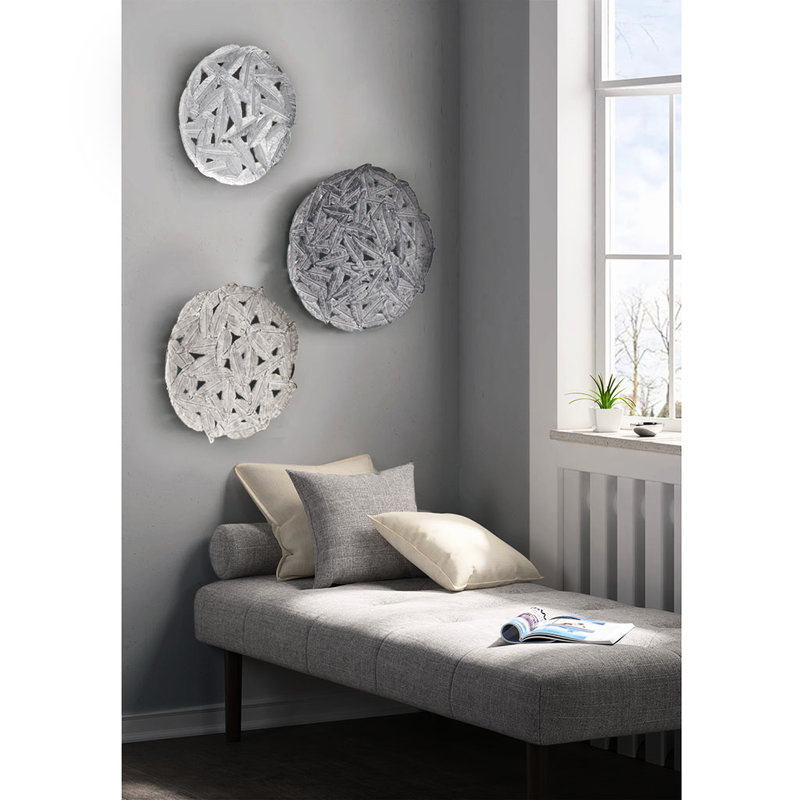 Décoration murale 3 disques en métal avec plumes texturées - gris, 20 po, 17,25 po, 14,25 po, utilisation à l'intérieur