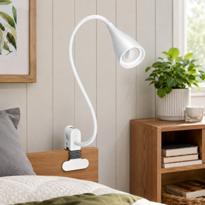 Lampe de lecture à pince blanche avec adaptateur pour lire au lit, dotée de 5 modes de couleur, 10 niveaux de luminosité, d'une conception flexible respectueuse des yeux et d'une pince pour une utilisation sur les bureaux, les têtes de lit, les tables de chevet ou les chambres.
