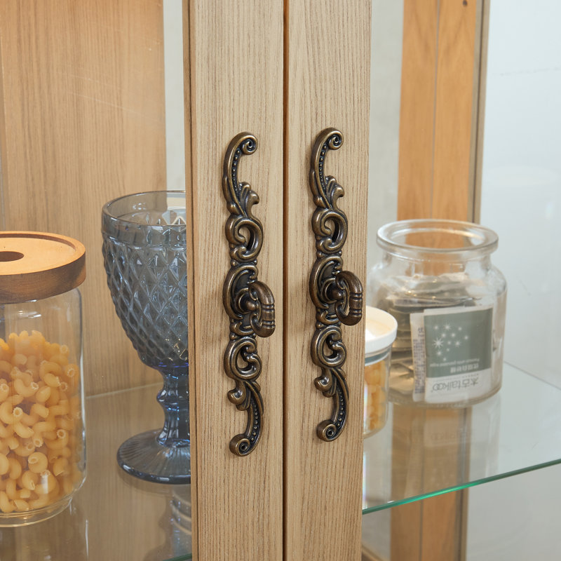 Vitrine lumineuse en verre avec tablettes réglables - 2 portes, 1 tiroir, lumières DEL, finition chêne clair élégant