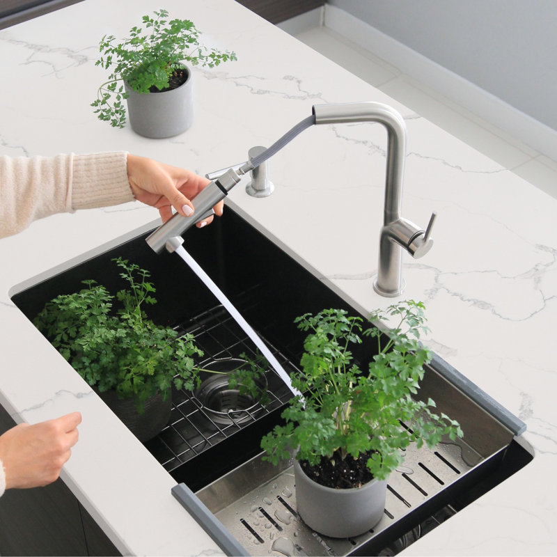 Modern Single Handle Kitchen Faucet, Satin brossé