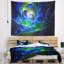 Abstrait spirale bouclée bleue sur tapisserie noire-28497028