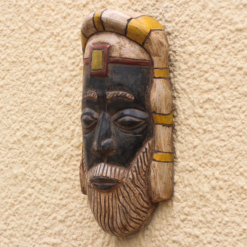 Masque de bois de prêtre romain fait à la main Bungalow Rose