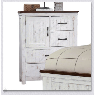 Commode de style transitionnel moderne avec quatre tiroirs, une armoire et des poignées de tiroir en métal au fini blanc vieilli et noyer