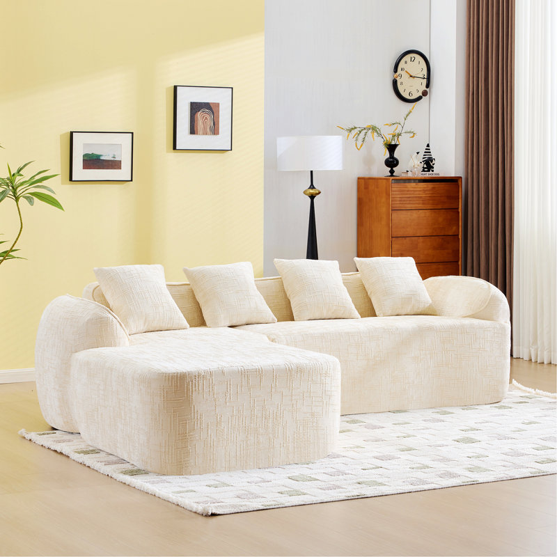 Canapé en L avec accoudoirs courbés et quatre coussins décoratifs., Beige