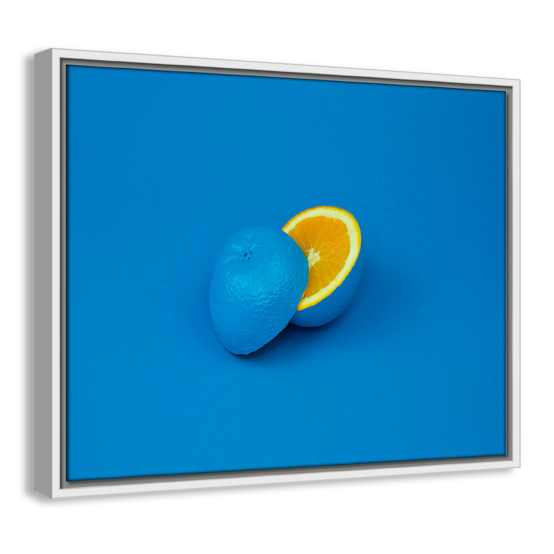 Pop orange en bleu par Davisuko, H 17,5 po x l 21,5 po x P 2 po, Toile avec cadre flottant blanc, Pas de tapis