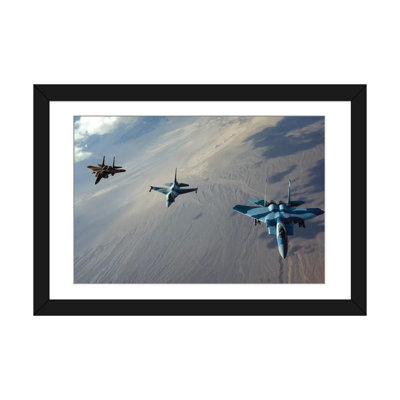 «F-15 Eagles and a F-16 Fighting Falcon Fly in Formation», reproduction de photo sur toile