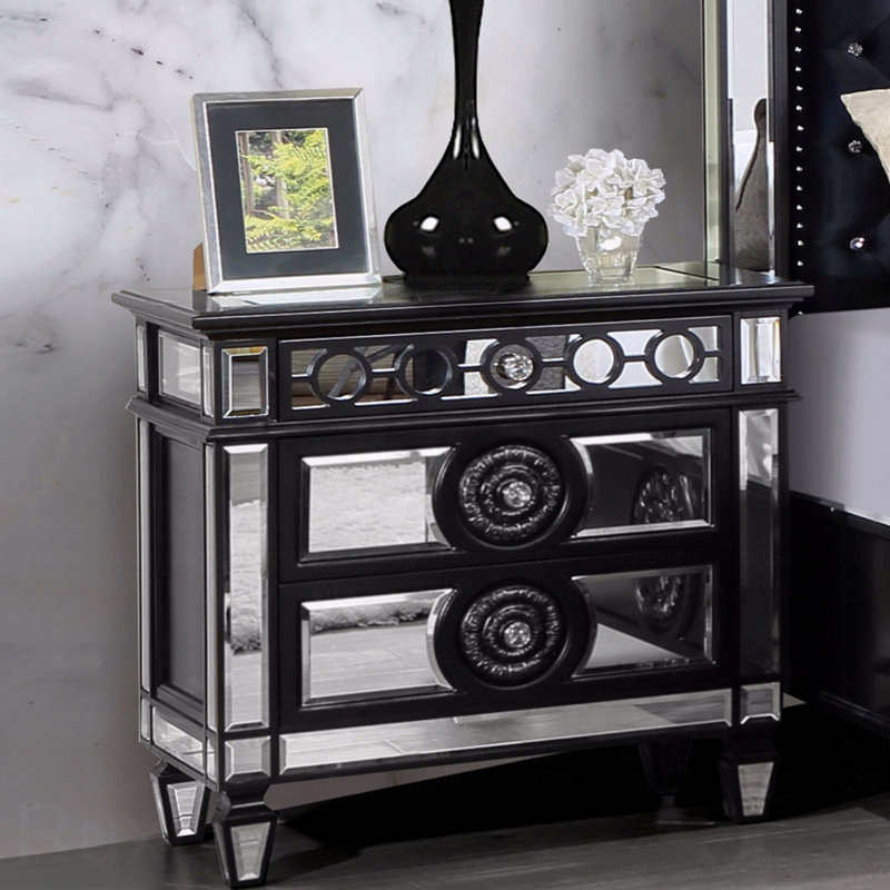Table de chevet miroir en noir et argent, 2, illustrant une garniture géométrique et une table de chevet argentée