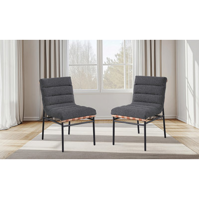 Ensemble de 2 chaises de salle à manger en tissu noir avec pieds en fer noir Liana pour des solutions de sièges modernes et peu encombrantes.