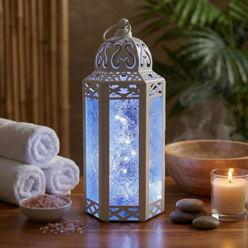 Lanterne décorative marocaine avec lumières DEL, H 10 po x l 4,4 po x P 3,8 po, Blanc / Transparent