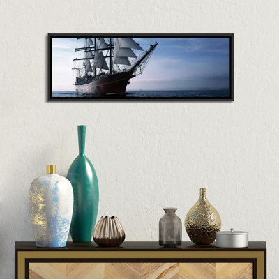 Des navires panoramiques de grande taille race à l’océan, baie de douarnenez, finistere, brittany, france, impression sur toile