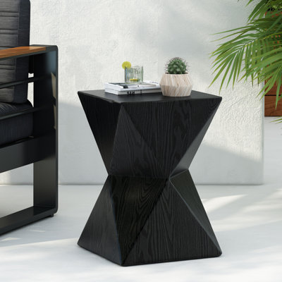 Table d'appoint légère en béton noir de 36,3 cm (14,3 pouces) avec finition peinte à la main et forme prismatique moderne pour la décoration de jardin. Dimensions, design et fabrication pour une utilisation intérieure et extérieure.