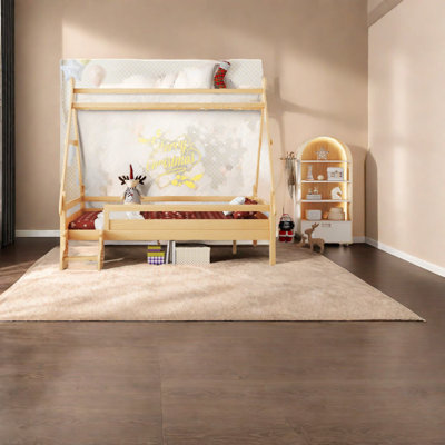 Lit double en bois naturel avec escalier, conception spacieuse, idéal pour les enfants