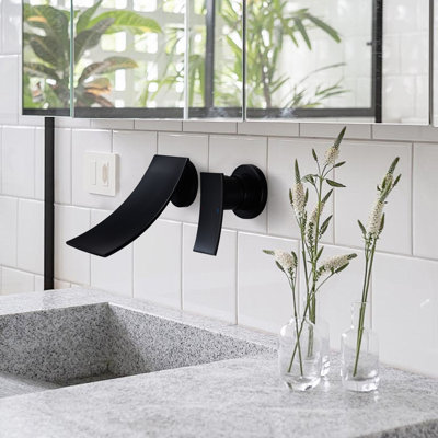 Single-handle Bathroom Faucet with Drain Assembly