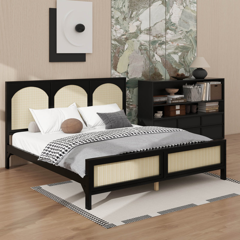 Très grand lit plateforme en bois rehaussé par une tête et un pied de lit en rotin, Très grand lit, Noir / Beige