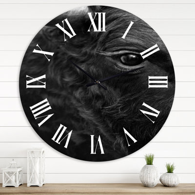 Détail de l'œil d'un taureau - horloge murale de ferme