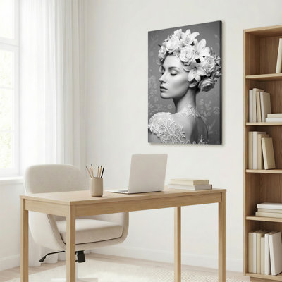 Portrait d'une femme à la couronne de fleurs, tableau noir et blanc sur toile tendue (1 pièce)