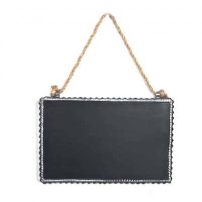 Tableau noir fixé au mur
