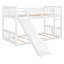 Lit simple blanc au-dessus d'un lit superposé avec glissade excitante et stable - attrait de la chambre à coucher pour une utilisation à long terme