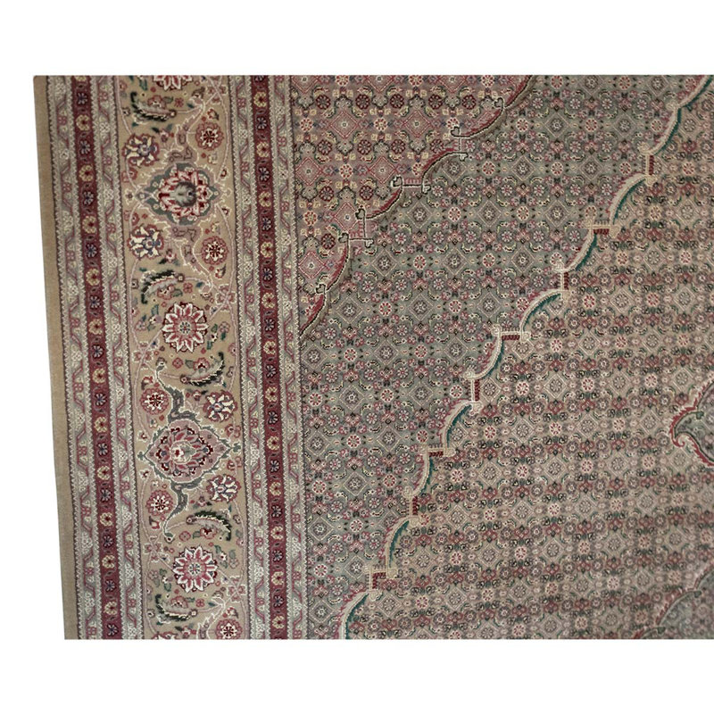 Tapis unique crème / vert clair / rouge noué à la main de haute qualité