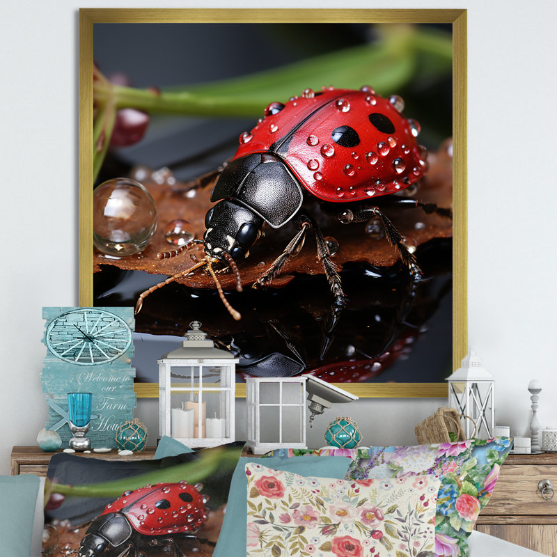 «Lactive Ladybug Reflections I», reproduction sur toile, Cadre doré simple, H 24 po x l 24 po x P 1 po