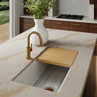 Évier de cuisine Eden de 32 po en céramique blanche éclatante, à encastrer sous plan, à une cuve, avec planche à découper et grille de fond.