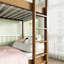 Lit simple au-dessus d'un lit superposé - revêtu de tissu, structure en bois d'hévéa, garde-corps sécurisés, solution de rangement sous le lit en molleton, base en bois d'hévéa, garde-corps pour,