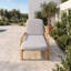 Chaise longue d'extérieur en bois d'acacia avec dossier réglable à 3 positions et coussins pour solarium-133227630