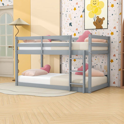 Lit superposé simple au-dessus d'un lit simple en bois avec lattes renforcées, échelle et garde-corps