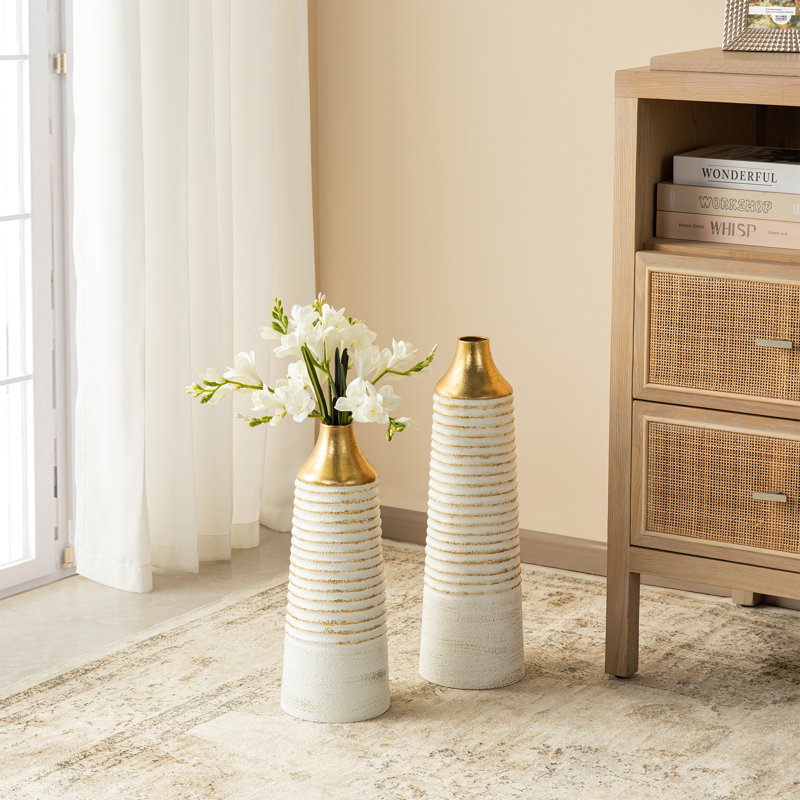 Vase de plancher moderne en métal blanc et rayures dorées