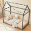 Lit simple en bois, gris
