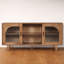 Console de meuble télé 64 pouces, 2 armoires et tablettes en verre arqué, bois de manguier brun noyer