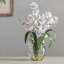 Arrangement floral dans une vase-1226068046