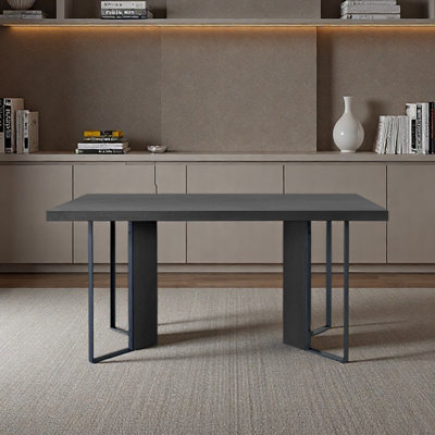 Bureau simple avec plateau spacieux et pieds en métal