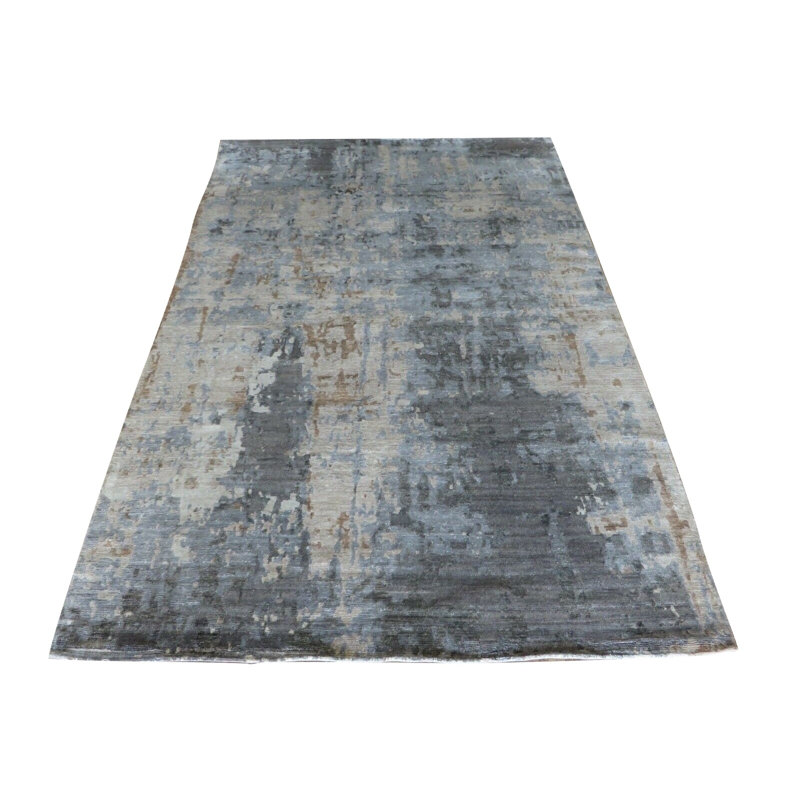 Tapis de surface en soie 6 pi 2 po x 9 pi 2 po à la main one-of-kind noué la