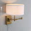 Applique murale à bras pivotant à brancher avec abat-jour en tissu blanc, lumière murale moderne réglable pour le salon, la chambre à coucher ou le bureau