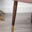 Chaise en velours rose, rembourrée de mousse, courbée, pieds noirs massifs, chaise d'appoint galvanisée dorée avec revêtement capitonné à dossier dense, finition en métal