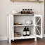 Armoire de cuisine blanche rustique avec double vitrage - vaste espace de rangement. Fabriqué, peint. Portes simples à assembler pour la maison. Fabrication, blanc. Processus pratique