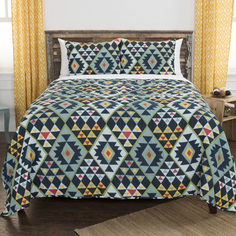 Maddux Place Traditional Cotton Geometric Shapes Quilt, Twin