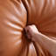 Causeuse coussin orange en cuir véritable-435078492