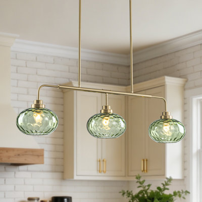 Suspension linéaire à 3 lumières pour îlot de cuisine, style transitionnel, avec abat-jour en verre martelé vert.