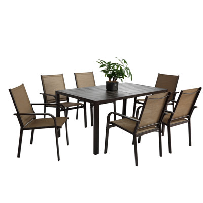 Ensemble de mobilier de patio 7 pièces - Table rectangulaire brune et 6 chaises empilables pour des repas conviviaux dans le jardin ou sur la terrasse.
