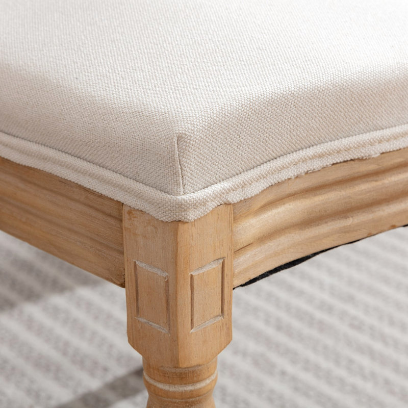 Paire de chaises de salle à manger en lin beige, design français, structure et pieds en bois massif, finition antique, structure en tissu d'assise souple, peinture, option intéressante