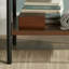 Table d'appoint à panneau à chevrons noyer brun avec tiroirs à fermeture en douceur, tablettes ouvertes et pieds en métal noir - une table d'appoint minimaliste, moderne et multi-rangements.