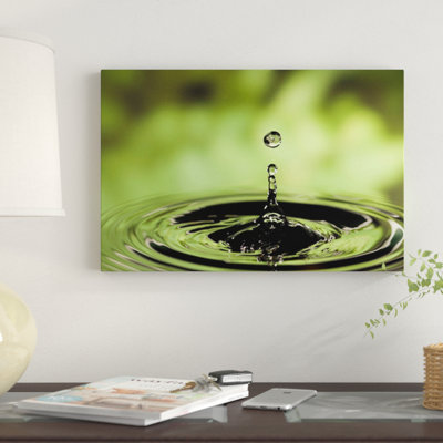 «Ripples Radiating Out From Drop Of Water Splashing Into Calm Pool» par Michael Durham - reproduction d'art sur toile tendue