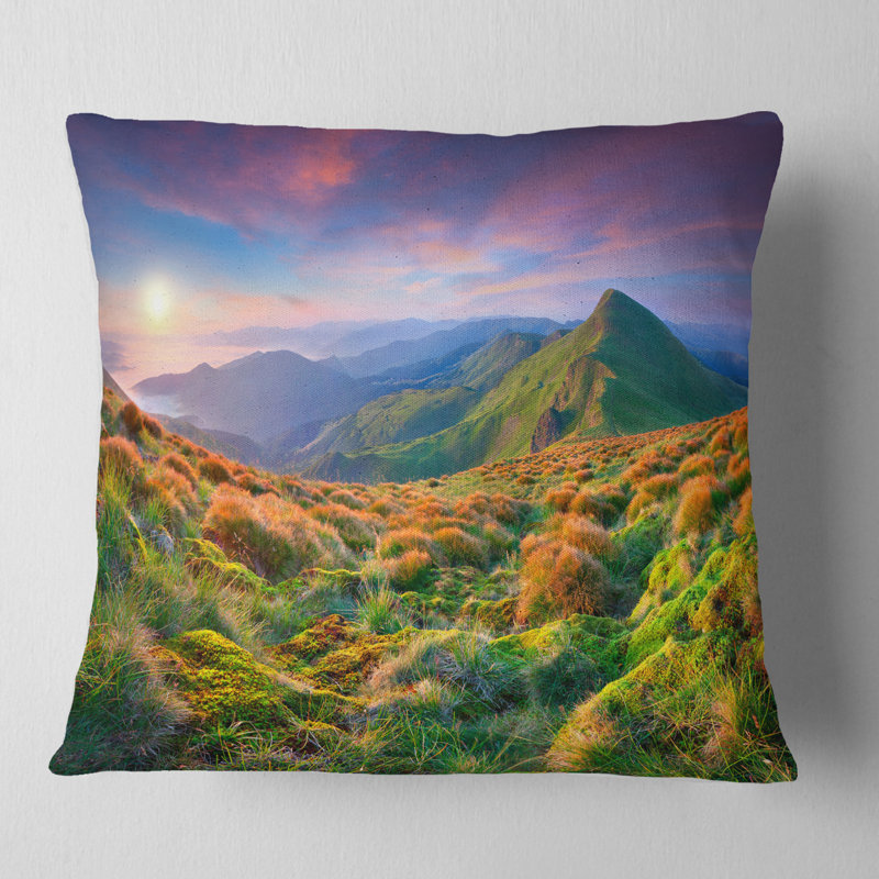 Coussin imprimé paysage mauve et montagnes vertes, 16 po x 1 po, Coussin décoratif